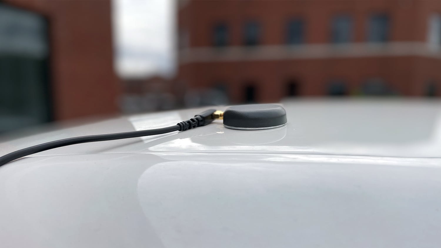 Submeter Antenna Mount Magnetic on Car