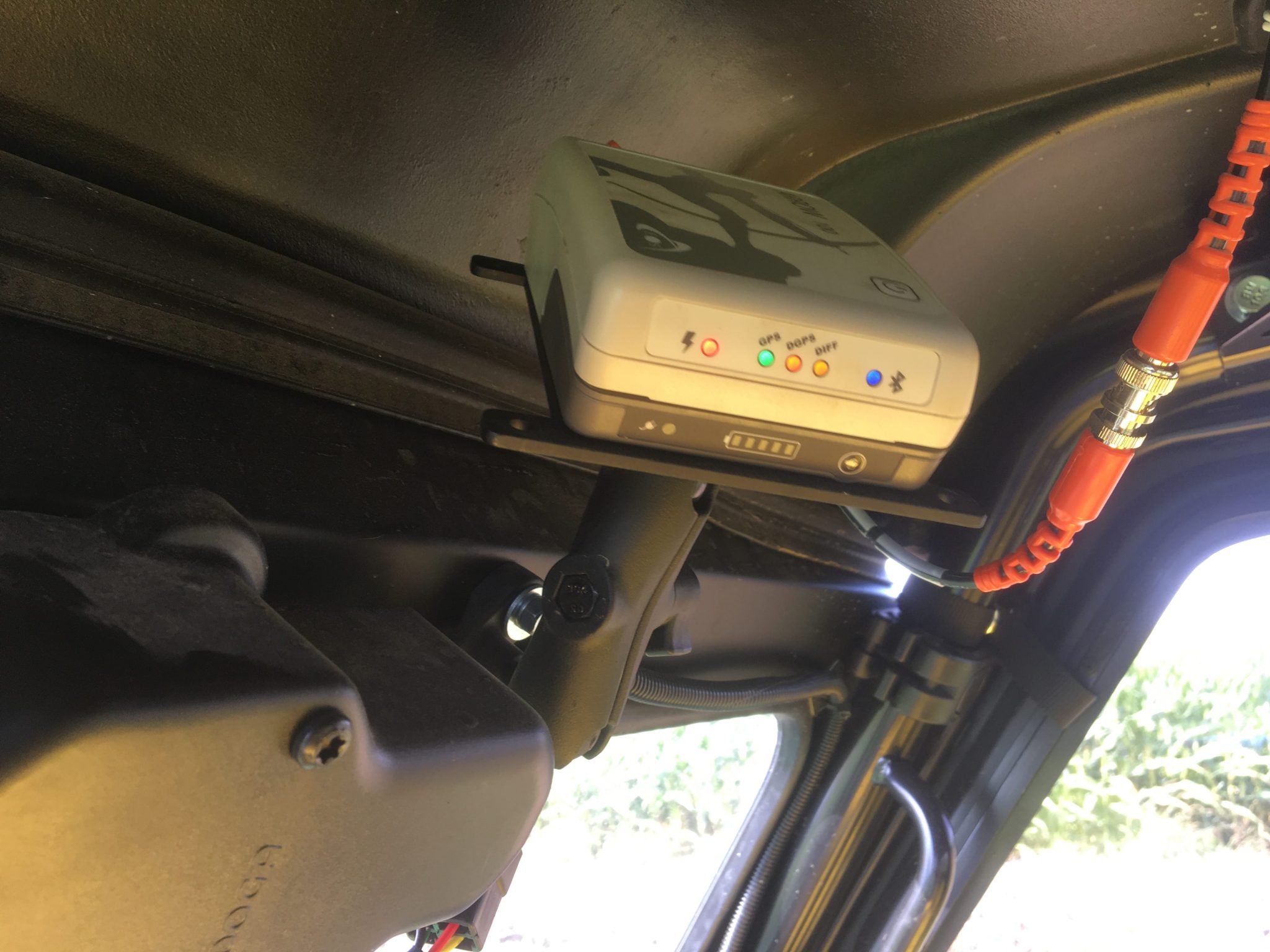 The Arrow 100 is mounted onto the ATV and connected via Bluetooth® to a Vanquisher rugged tablet to collect location data on board in real time.