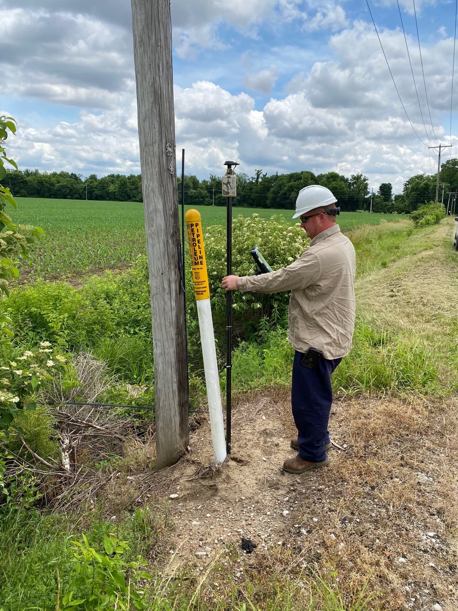 CountryMark Field Technician Collects Pipeline Data Using Eos Arrow 100 GNSS and ArcGIS Survey123