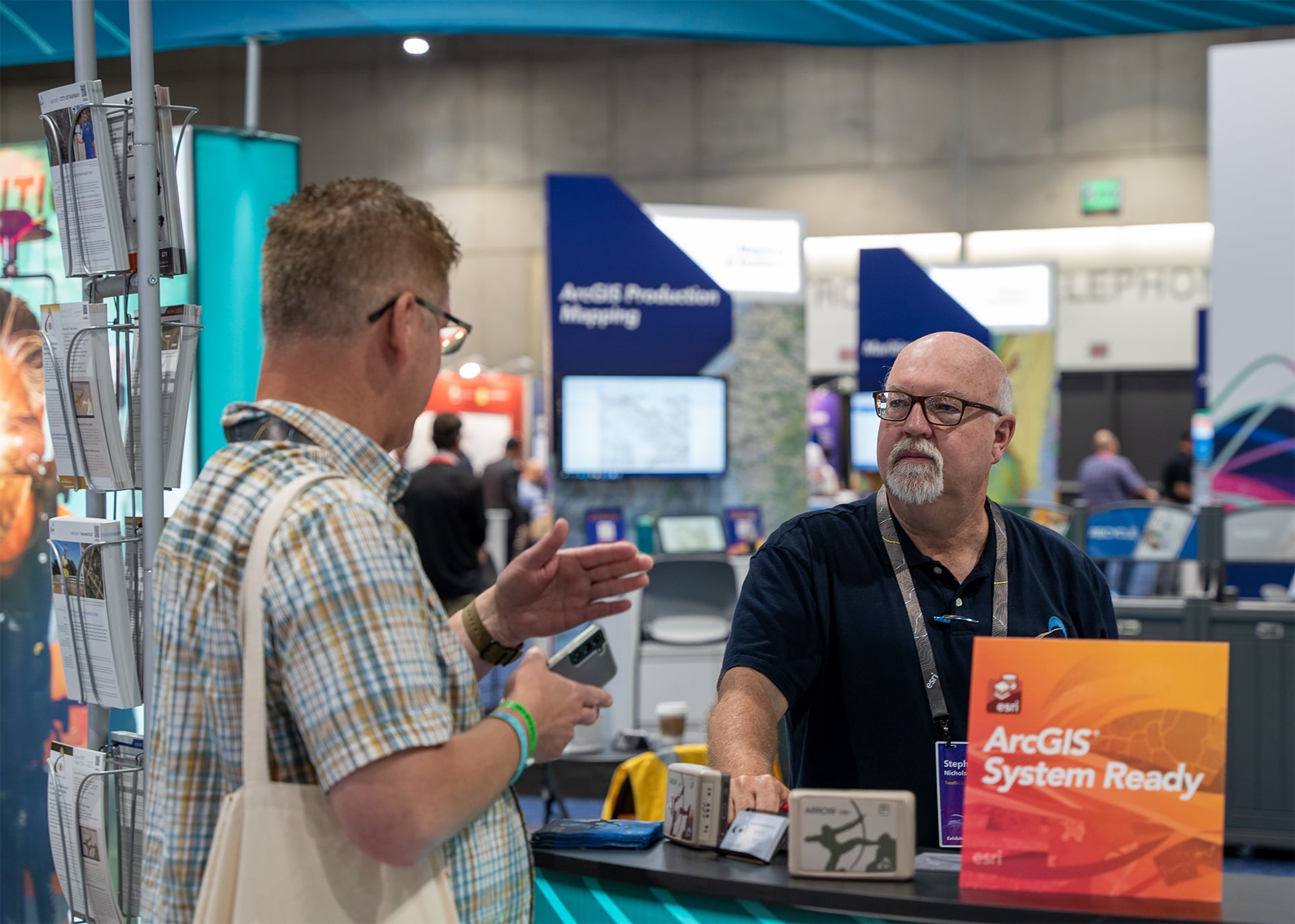 Stephen Nicholson speaks to a customer at the Eos Esri UC booth