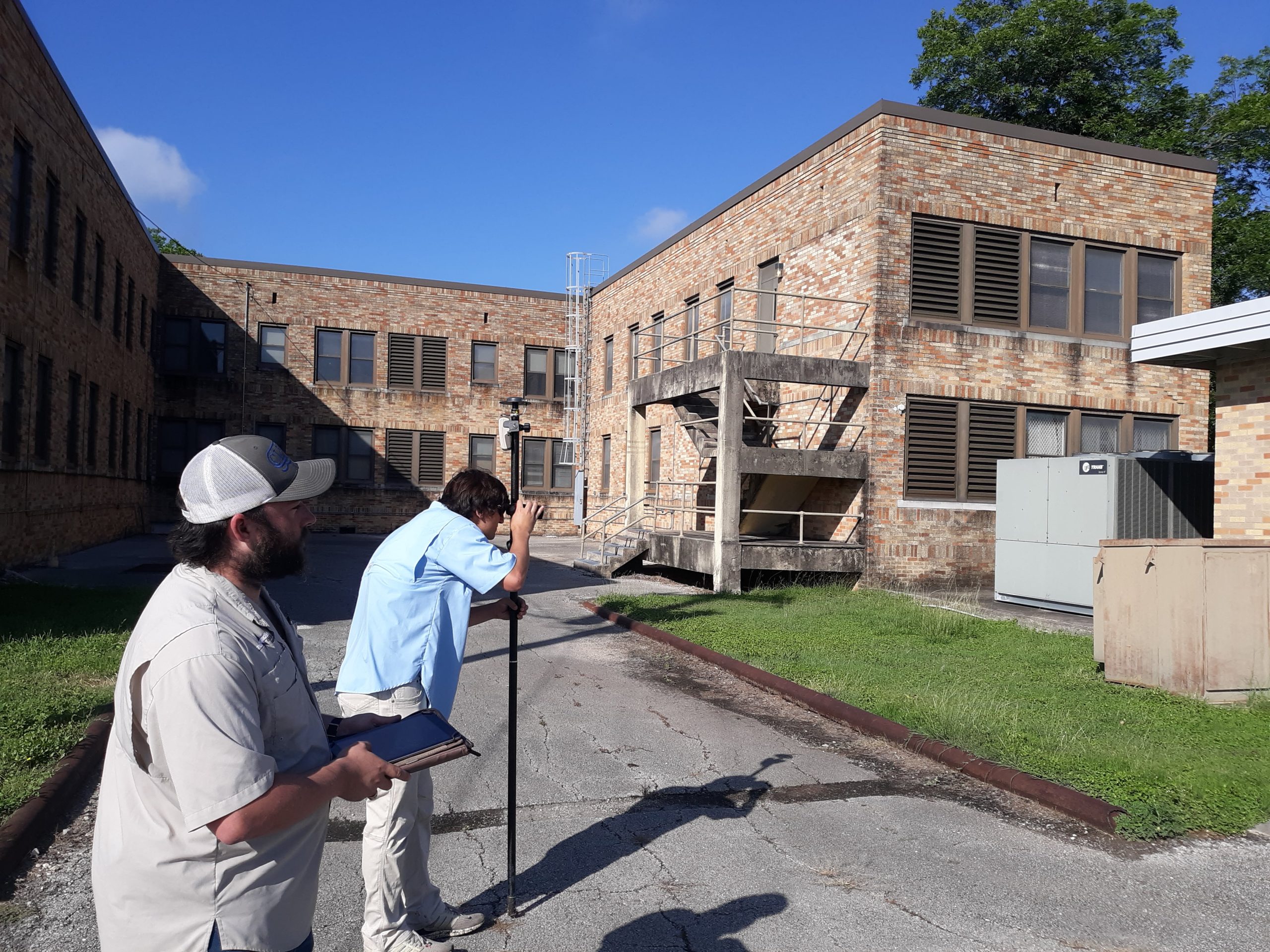 A survey crew uses Eos Laser Mapping for ArcGIS to accurately collect points located next to buildings.