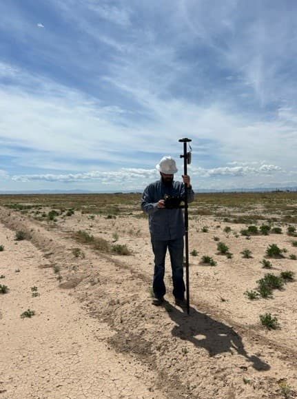 Kinetik Pipeline O&M Compliance Supervisor Mack Holley uses an Arrow Gold GNSS receiver, iPad, ArcGIS Field Maps, pipeline data collection, Texas