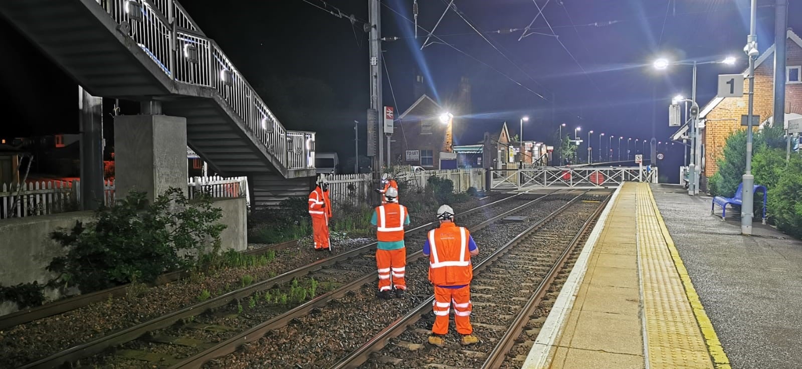 The Arcadis team uses the Eos Arrow 100 GNSS receiver to collect assets in real-time on railways in England for Network Rail
