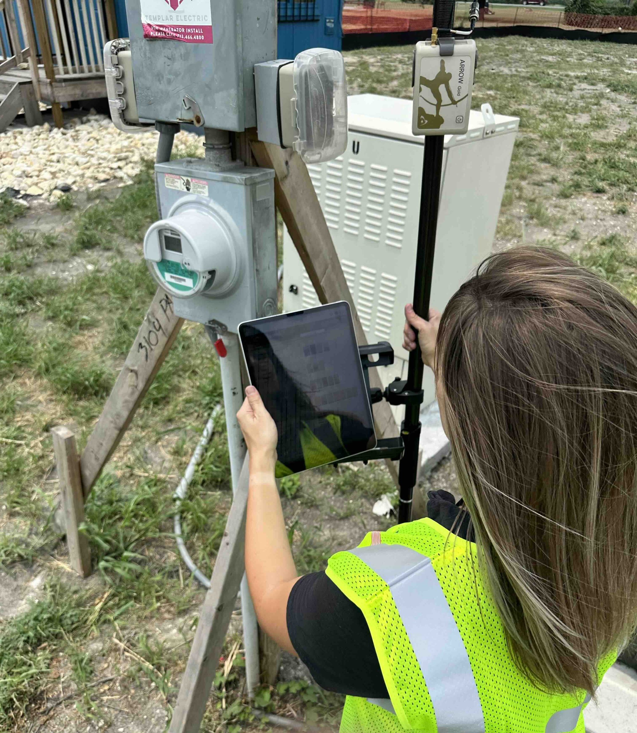 City of Seguin Utility Data Analyst Felecia Helms maps a temporary metering point in the Hanna Heights neighborhood of Seguin, Texas. To capture the data, she’s using ArcGIS Field Maps on iPad, connected to an Arrow Gold GNSS receiver receiving real-time kinematic (RTK) corrections from the city’s Arrow Gold base station. Assets like these can often be in close proximity to each other, creating a need for survey-grade accuracy in their mobile maps.