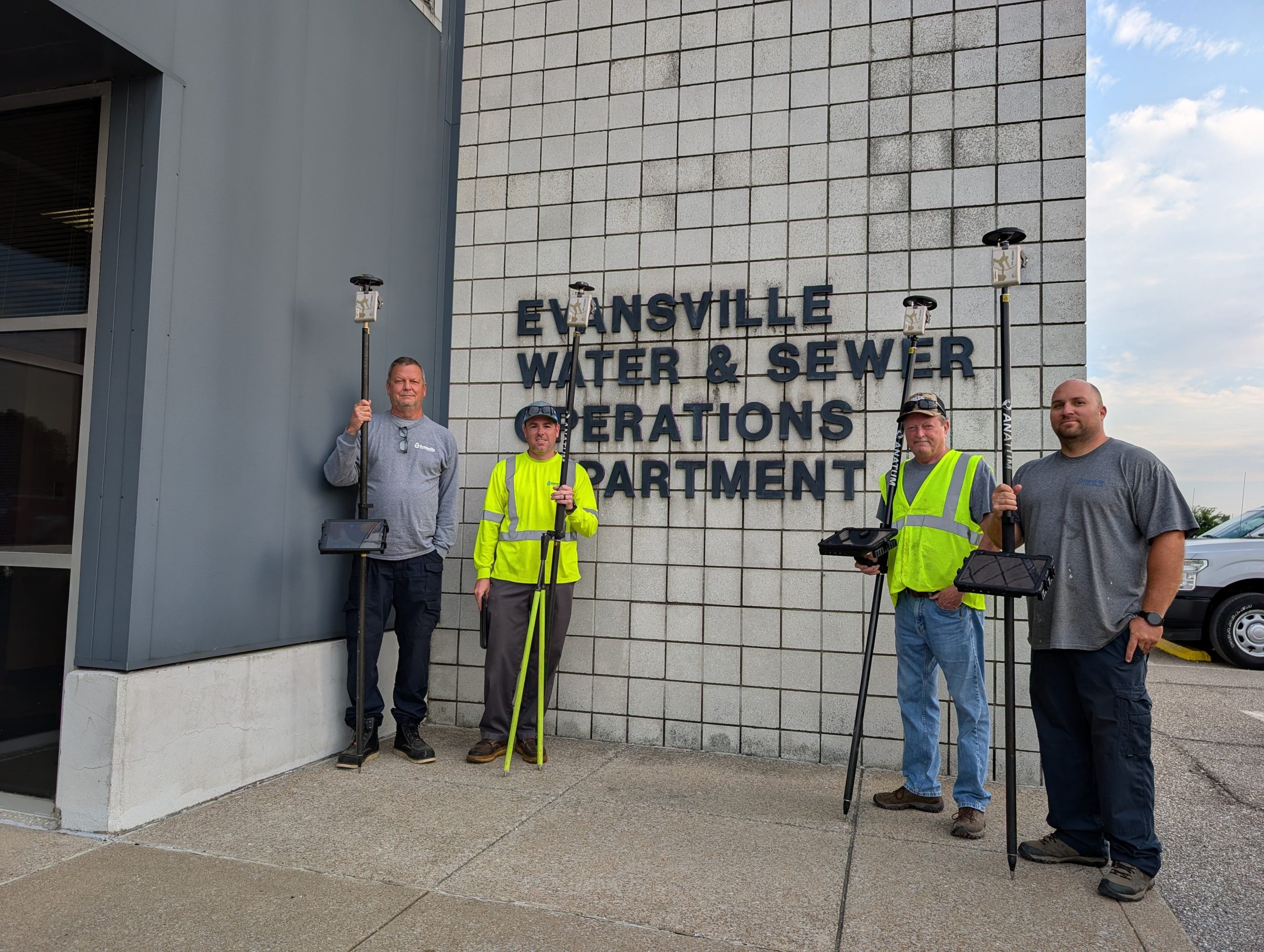 The Evansville Water and Sewer Utility operations team uses high-accuracy Arrow GNSS receivers and ArcGIS apps to record high-accuracy locations.