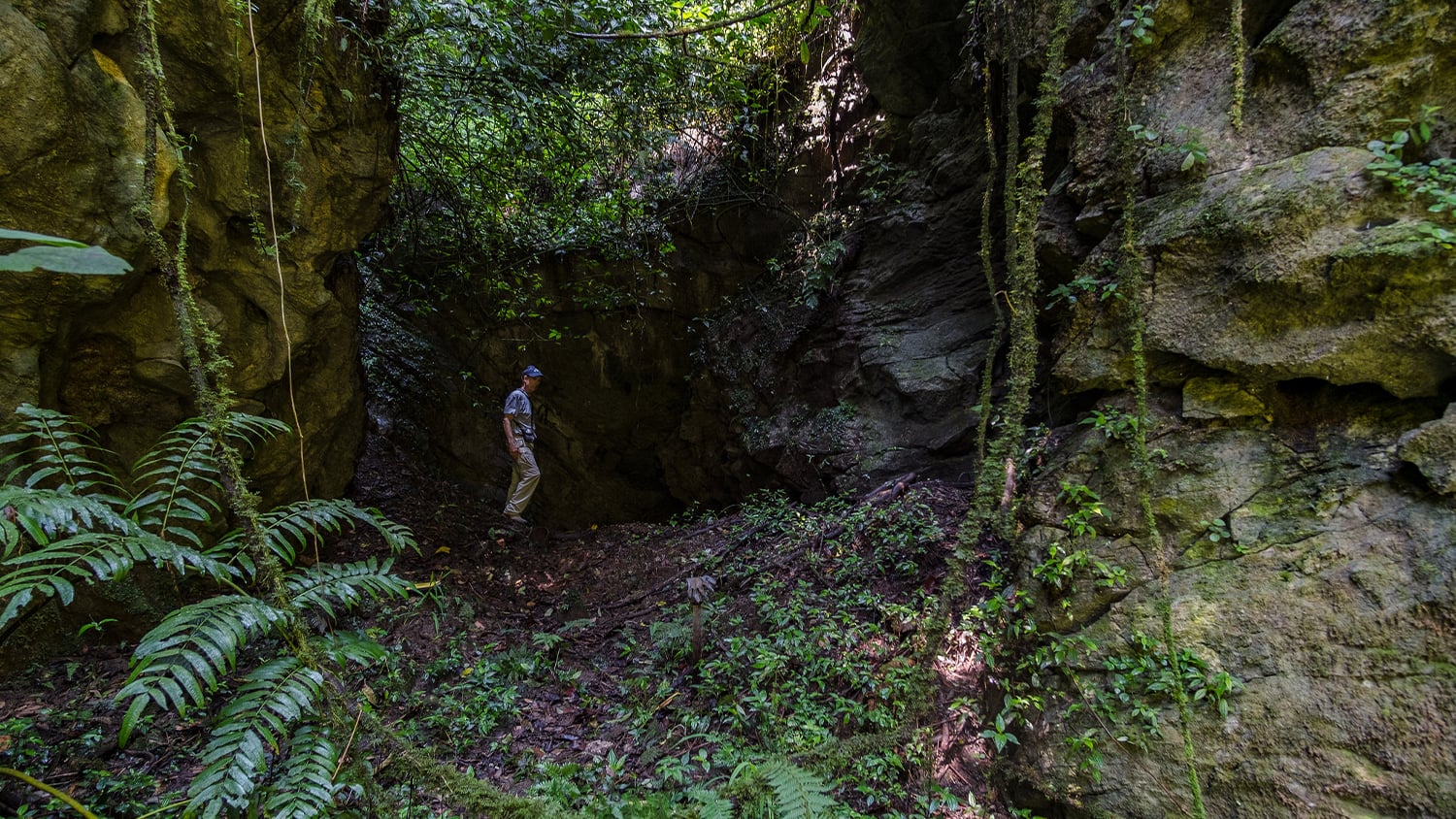 Proyecto Espeologico Sistema Huautla PESH - Thomas Shifflett uses Eos Arrow 100 high-accuracy GNSS receiver to map the Western Hemisphere's deepest cave