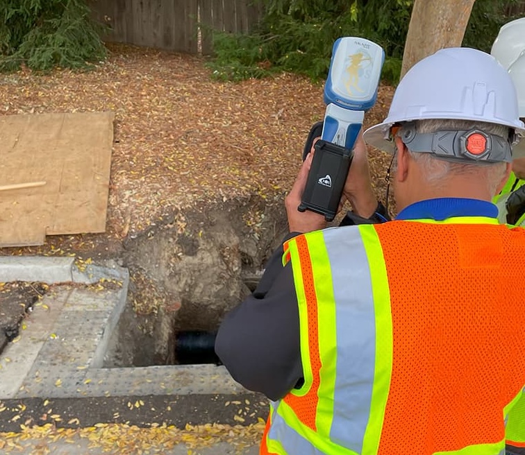 On site with Skadi Gold GNSS receiver and Skadi Smart Handle, Jean-Yves Lauture demonstrates the Extensible Virtual Range Pole