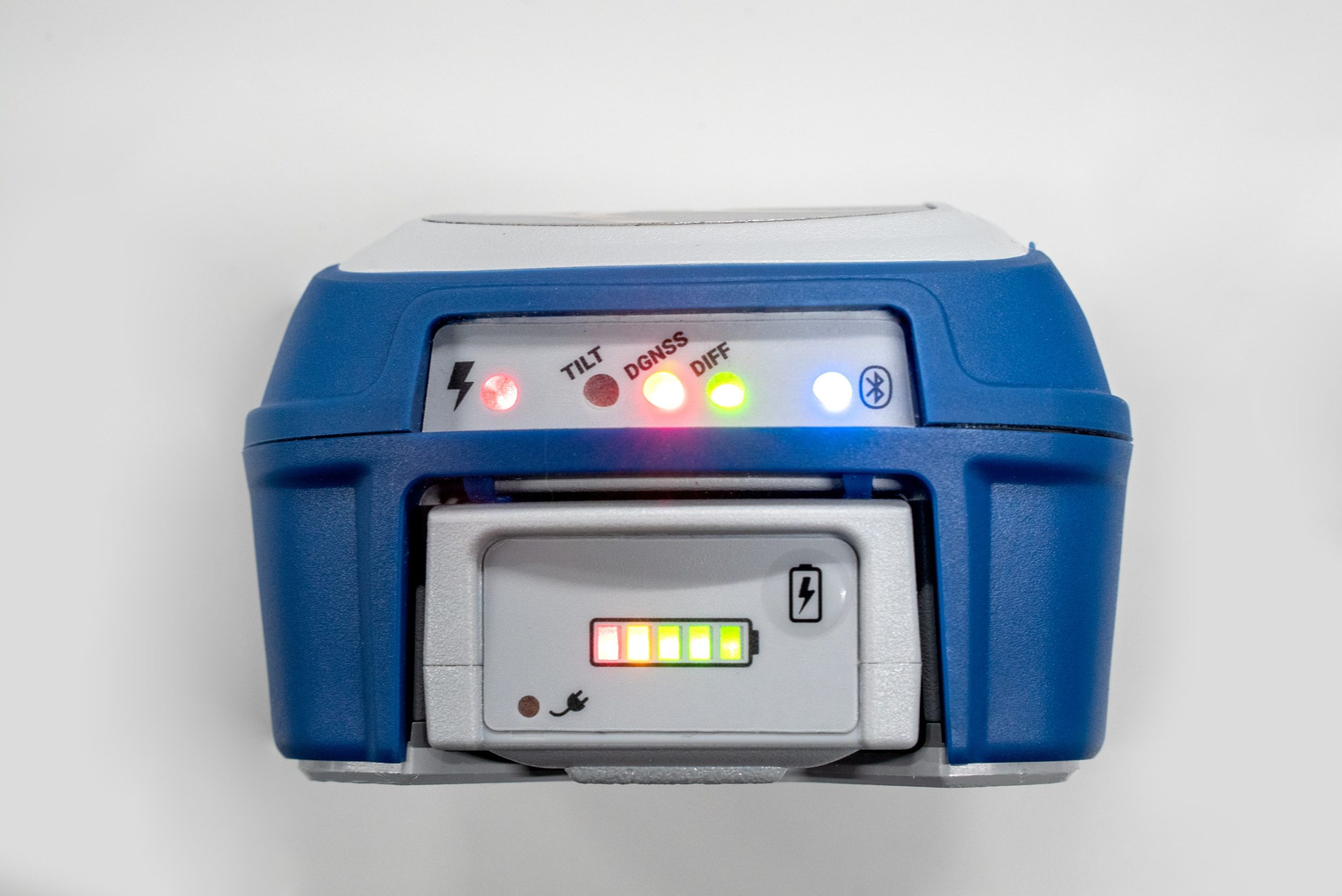 The LEDs on the Skadi battery pack fuel gauge will blink while charging. Once the fuel gauge turns solid and stops blinking, the battery is fully charged (about two to four hours).